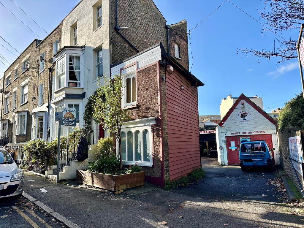 Lot: 80 - PROPERTY WITH POTENTIAL - Two storey commercial building